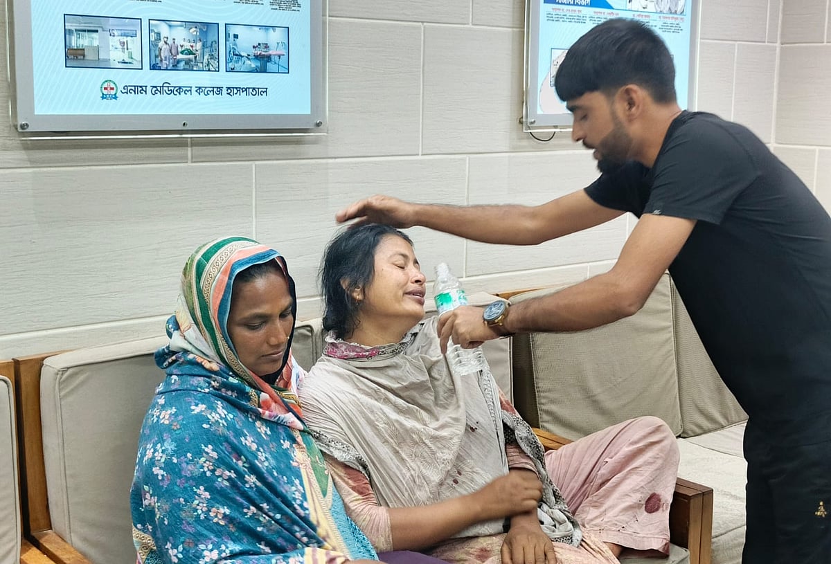 ঢাকার ধামরাই উপজেলার কুল্লা ইউনিয়নে পূর্বশত্রুতার জেরে পিটিয়ে হত্যা করা হয় সাবেক ইউপি সদস্য বাবুল হোসেনকে। স্বামীর মৃত্যুতে বেসরকারি এনাম মেডিকেল কলেজ হাসপাতালে কান্নায় ভেঙে পড়েন নিহতের স্ত্রী ইয়াসমীন (মাঝে)