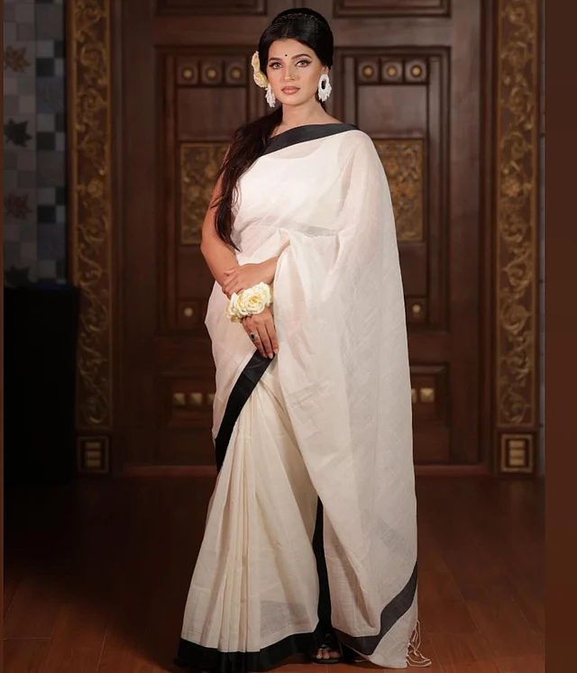 খাদিজা বর্ষা পরেছেন রেট্রো আমেজের কালো বর্ডারের সাদা সিল্ক শাড়ি