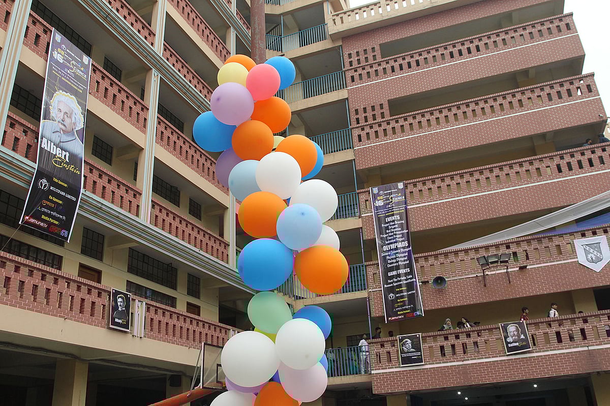 বিজ্ঞান উৎসবে সাজানো হয়েছে স্কুল প্রাঙ্গণ 