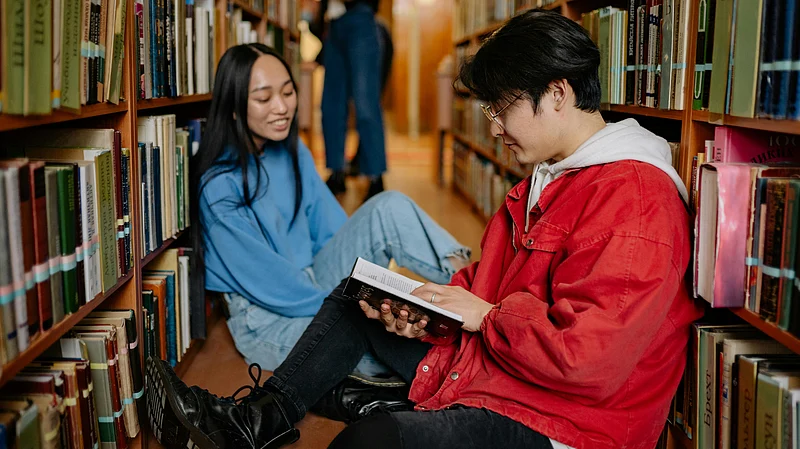 সহপাঠী, শিক্ষক ও শিল্পবিশেষজ্ঞদের সঙ্গে সম্পর্ক গড়ে তোলা একাডেমিক অভিজ্ঞতাকে সমৃদ্ধ করে এবং ভবিষ্যতের সুযোগ উন্মুক্ত করে