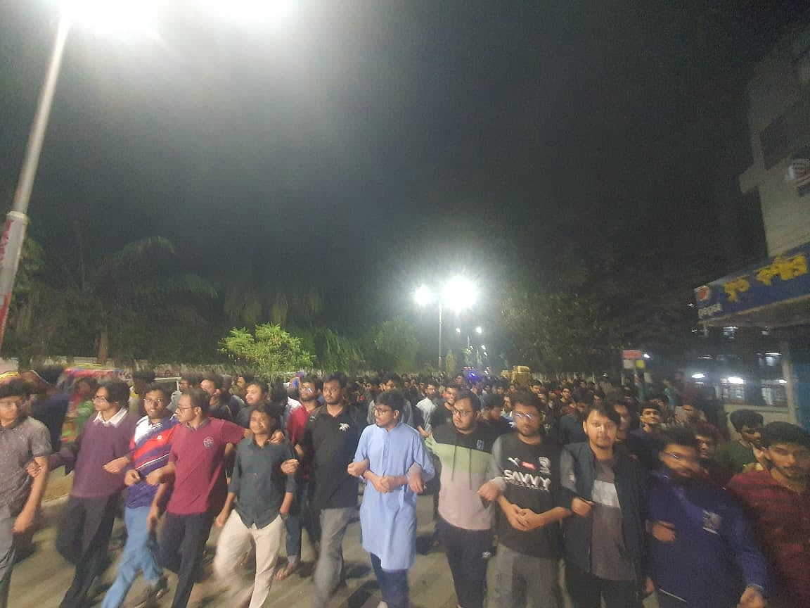 মৃত্যুদণ্ডপ্রাপ্ত আসামি কারাগার থেকে পালানোর খবরে মধ্যরাতে বুয়েটের শিক্ষার্থীদের বিক্ষোভ