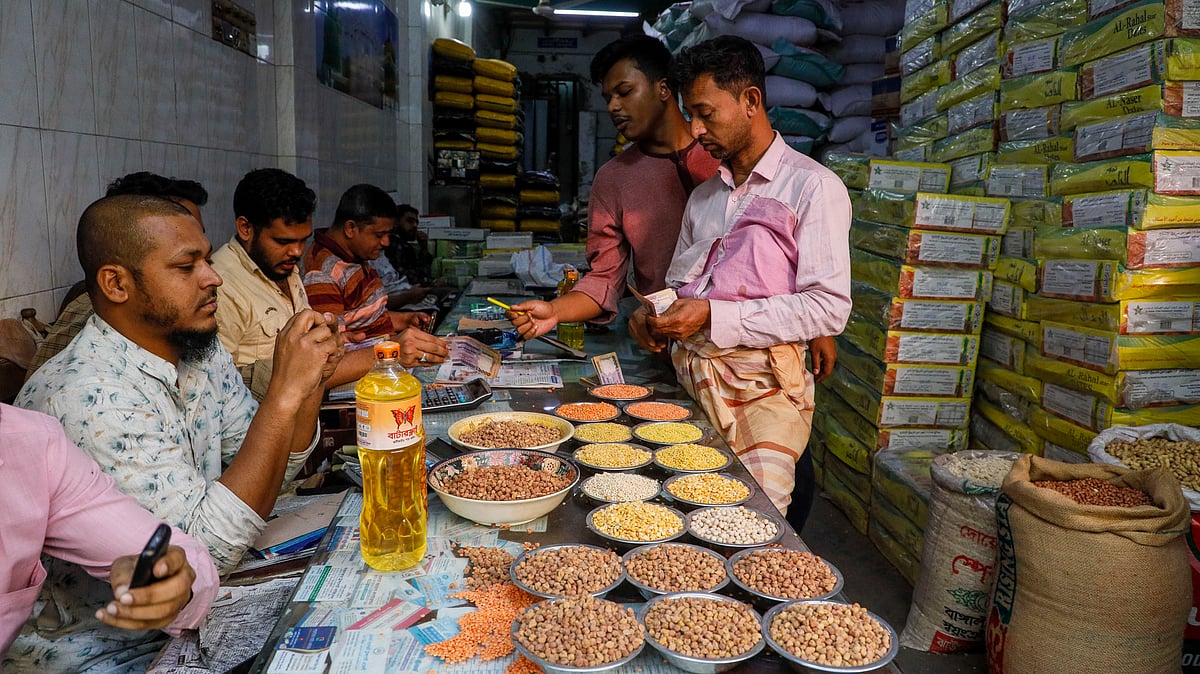 বিক্রির জন্য সাজিয়ে রাখা হয়েছে ছোলা ও ডাল