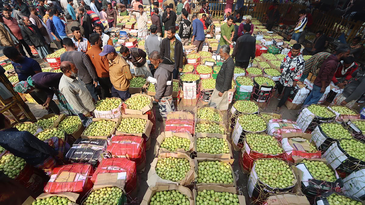 নানা জাতের বরইয়ের পসরা সাজিয়ে রাখা হয়েছে।