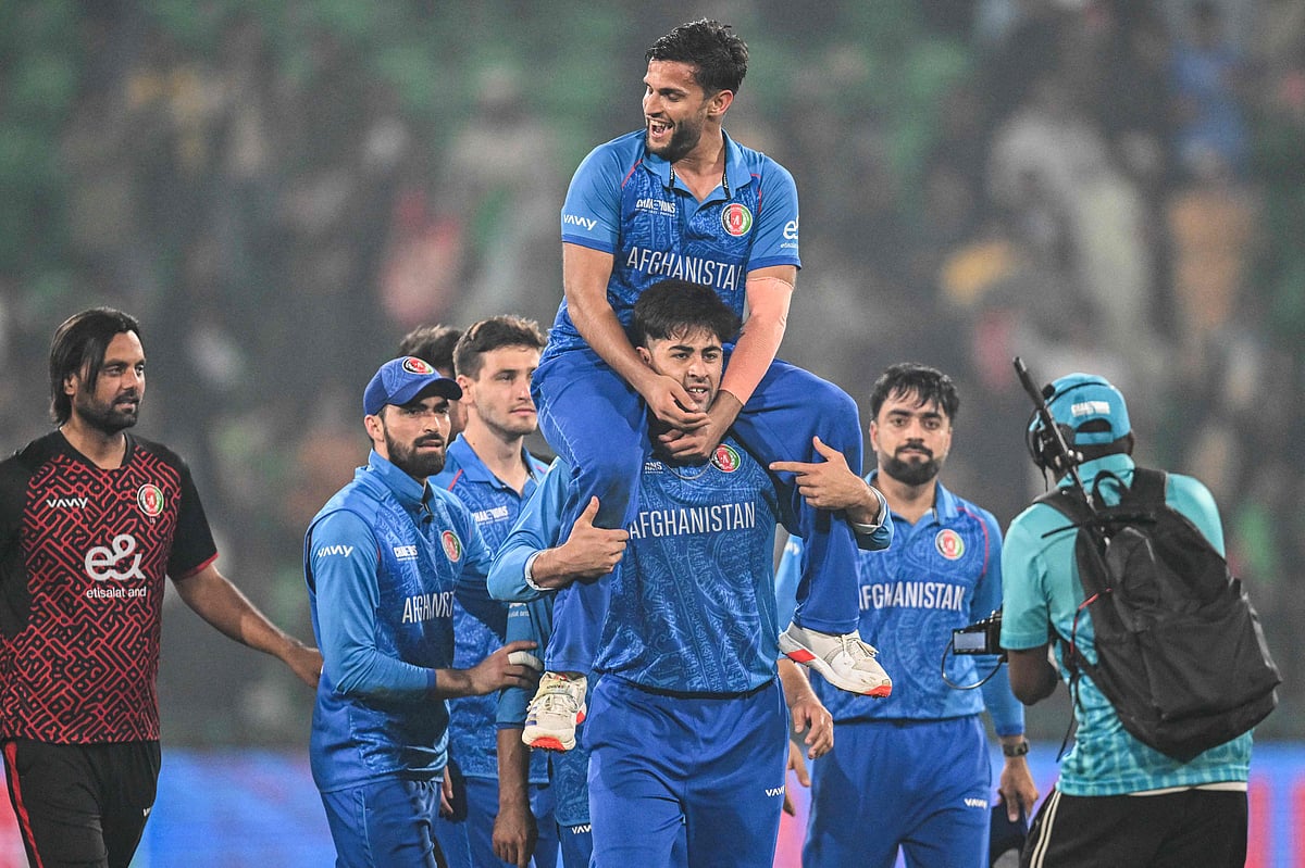 ইংল্যান্ডকে হারানোর পর আফগানিস্তানের খেলোয়াড়দের উদ্‌যাপন। কাল রাতে লাহোরে