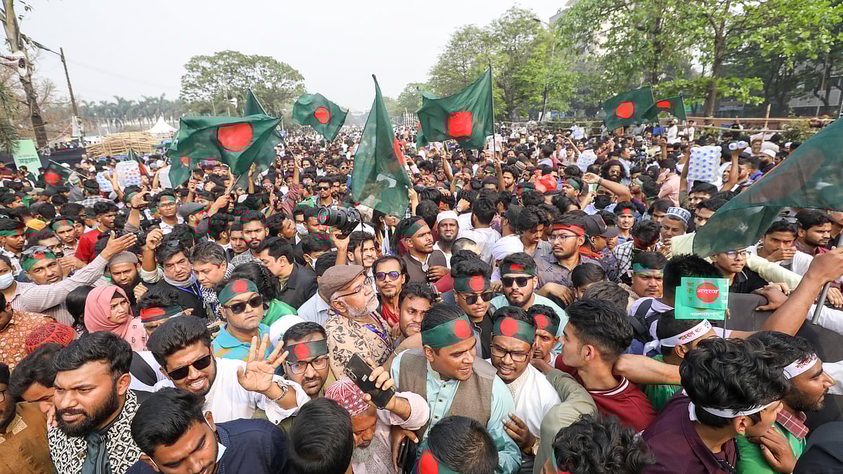 বিভিন্ন জেলা থেকে মানিক মিয়া অ্যাভিনিউয়ে উপস্থিত হন জাতীয় নাগরিক পার্টির সমর্থকেরা।