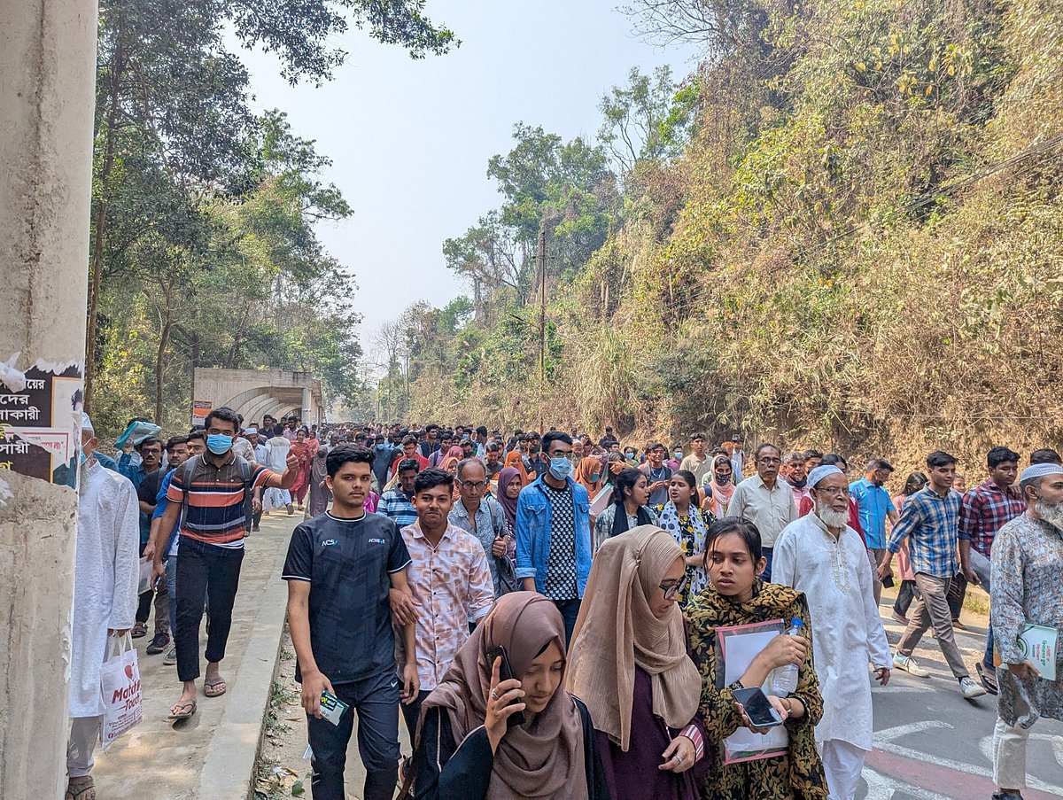 চট্টগ্রাম বিশ্ববিদ্যালয়ের ভর্তি পরীক্ষার প্রথম দিন ক্যাম্পাসে শিক্ষার্থীরা। আজ দুপুরে বিশ্ববিদ্যালয় ক্যাম্পাসে