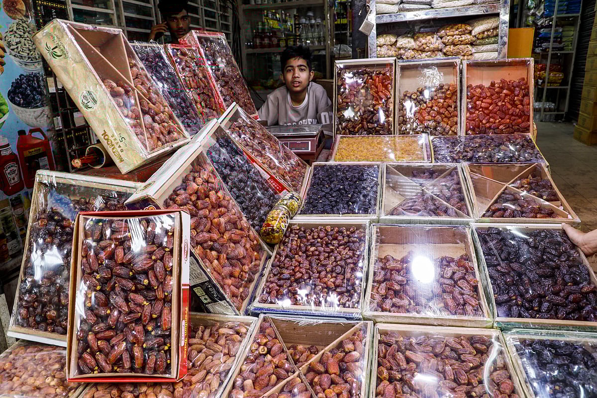১০ থেকে ১৫ রকমের খেজুর থাকে প্রতিটি দোকানে 