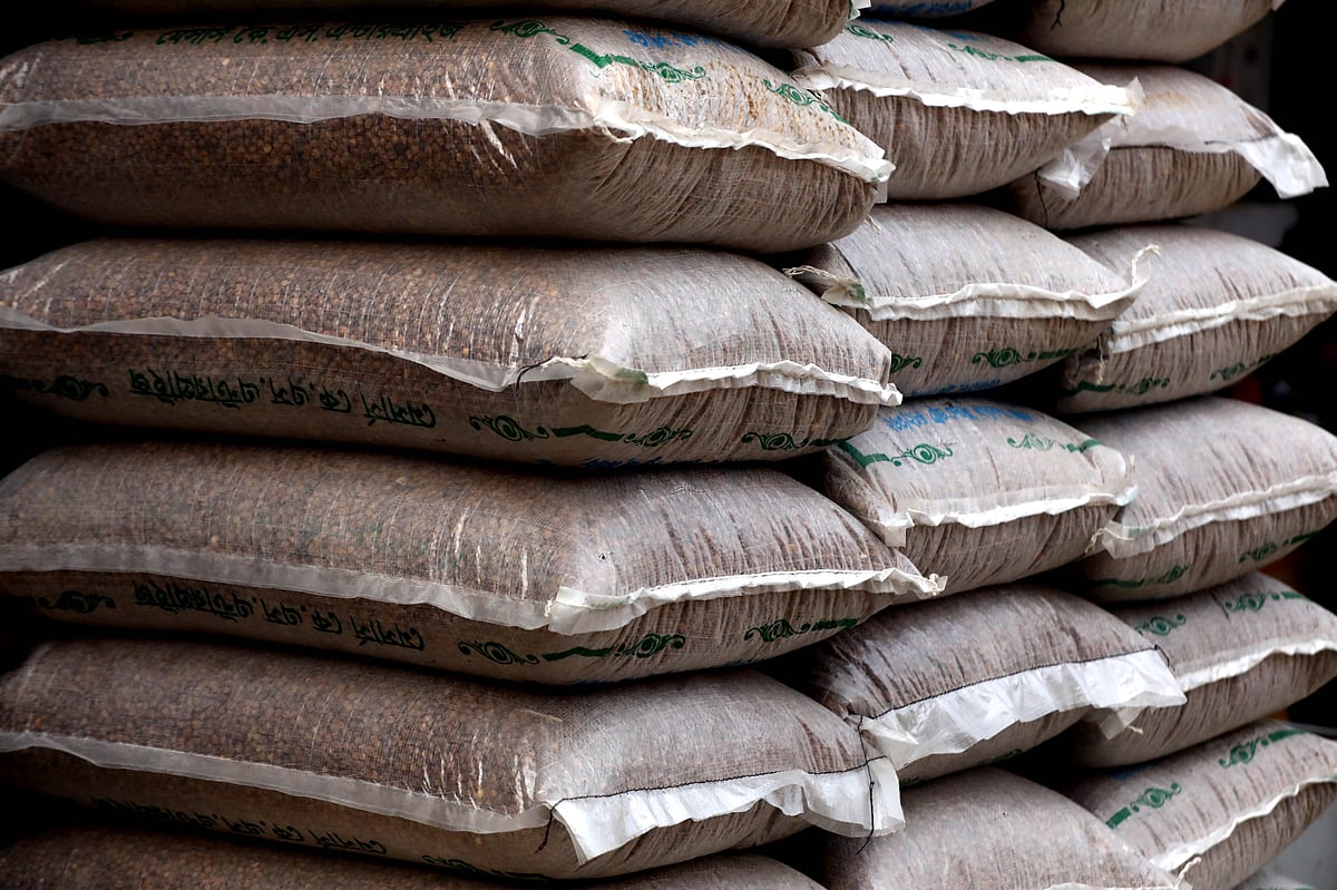 দোকানের সামনে ছোলার বস্তা স্তূপ করে রাখা হয়েছে। 