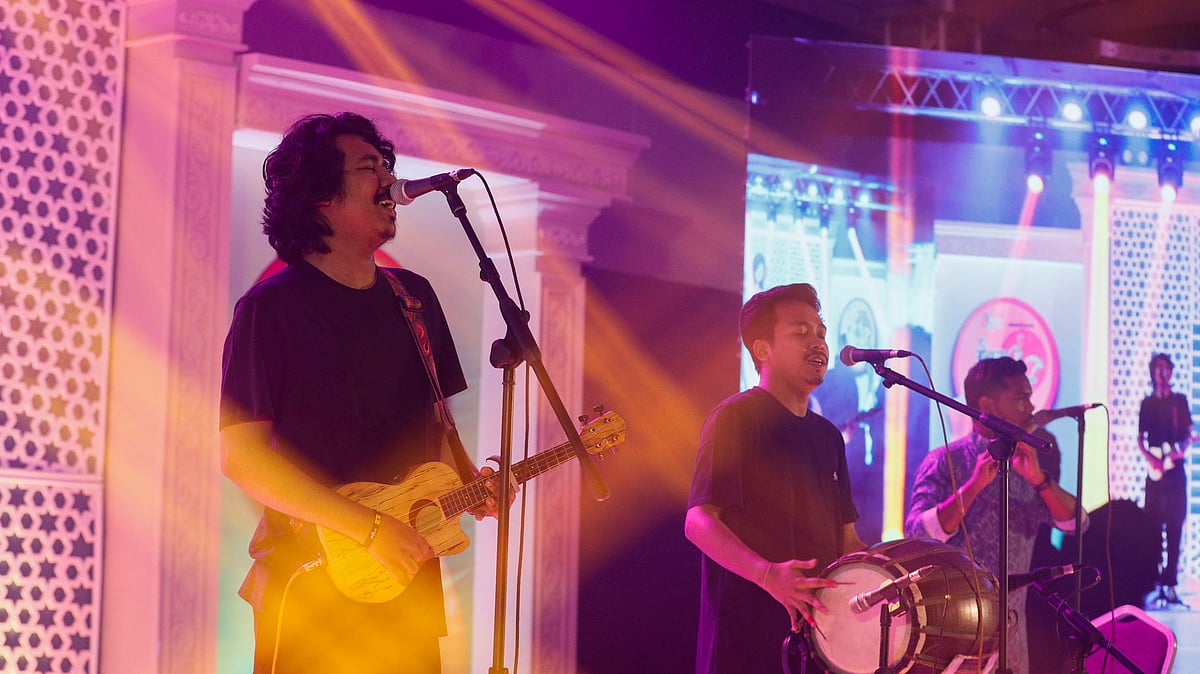 সুরের আবেশ ছড়ায় এ প্রজন্মের জনপ্রিয় গানের দল ‘দীপ্র অ্যান্ড দুর্জয় ব্রাদার্স’। 