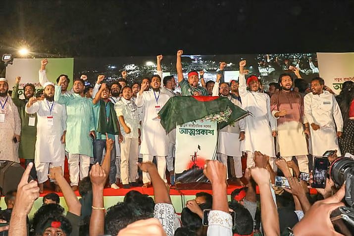 জাতীয় নাগরিক পার্টির আত্মপ্রকাশ অনুষ্ঠানের মঞ্চে শীর্ষপর্যায়ের নেতারা। 
মানিক মিয়া অ্যাভিনিউ, ঢাকা, ২৮ ফেব্রুয়ারি