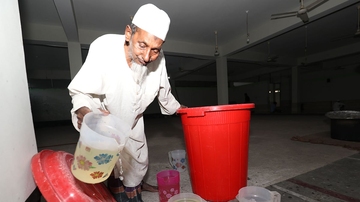 মসজিদের মুসল্লিদের জন্য বানানো হয়েছে শরবত