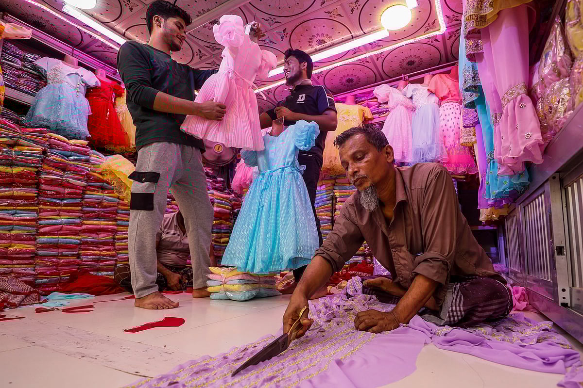 পোশাক তৈরি ও বিক্রি চলছে একই সঙ্গে 