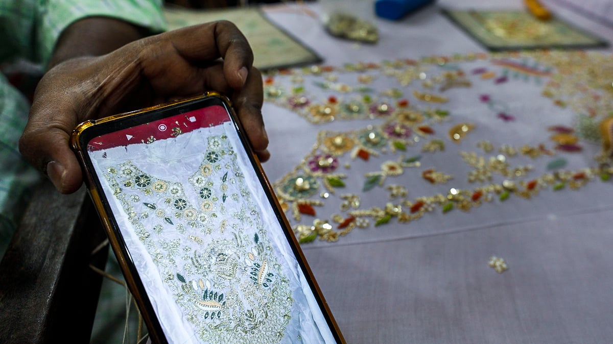 মোবাইলে পাঠানো নকশা দেখে প্রস্তুতি নেওয়া হচ্ছে