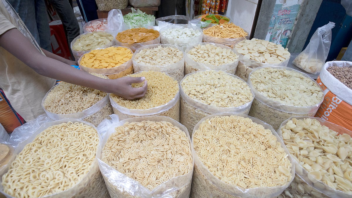 দোকানের সামনে সাজিয়ে রাখা বিভিন্ন ধরনের চিপস।