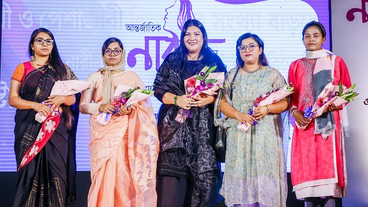 প্রথম আলো আয়োজিত আন্তর্জাতিক নারী দিবসের অনুষ্ঠানে (বাঁ থেকে)  পোশাক তৈরির প্রতিষ্ঠান মানাস ও রেস্তোরাঁ সঞ্চয়িতার উদ্যোক্তা ফায়জা আহমেদ, প্রসূতিদের সেবাদানকারী ডা. মাহমুদা মিতু, ইউটিউবার ও অভিনয়শিল্পী কারিনা কায়সার, দেশের প্রথম নারী স্কুবাডাইভার জান্নাতি হোসেন ও  ক্রীড়াবিদ ফেরদৌসী আক্তার মারিয়াকে সংবর্ধনা দেওয়া হয়।