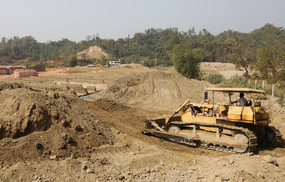  ইটভাটার সীমানা বাড়ানোর জন্য পাহাড় কাটার পর এক্সকাভেটর দিয়ে মাটিগুলো সমান করা হচ্ছে। শিবাতলী, ফাইতং এলাকা।