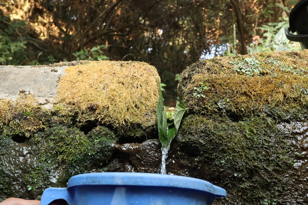 লুসাই ছড়া থেকে পানি সংগ্রহ করে রাখা হচ্ছে