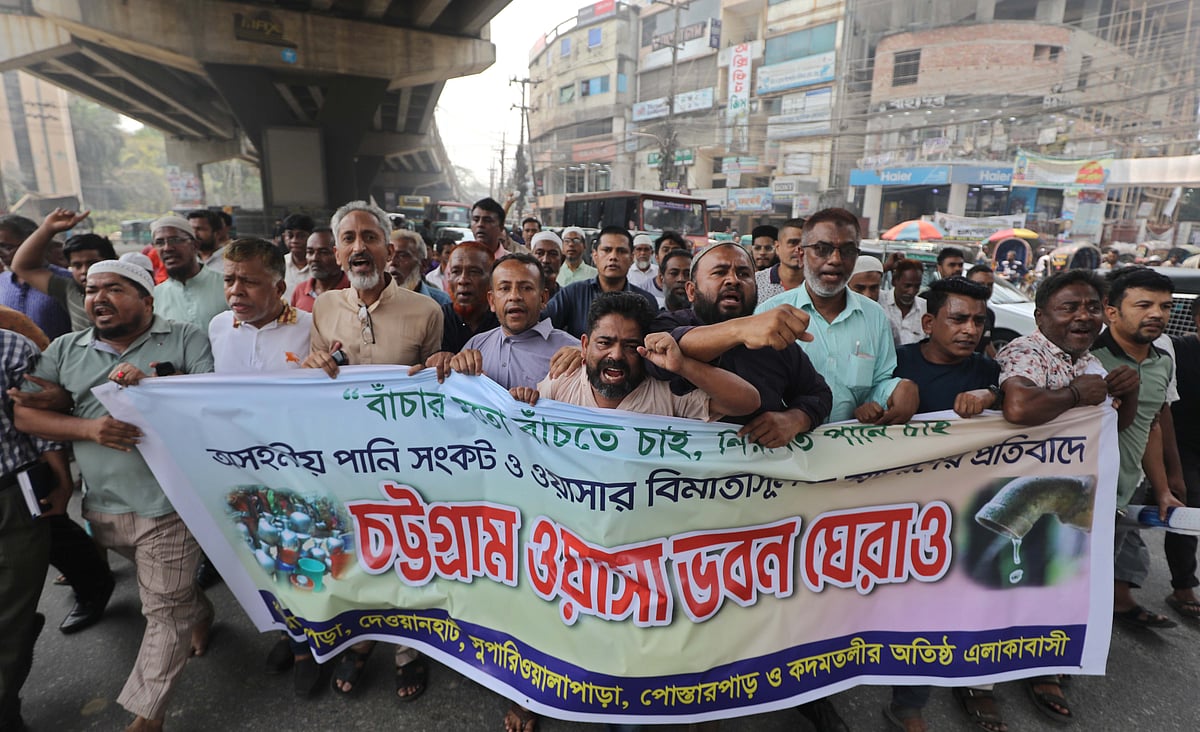 ওয়াসা ভবন ঘেরাও করতে মিছিল নিয়ে যান নগরবাসী। 