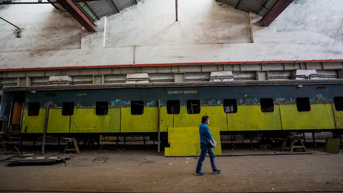 ট্রেনের বগি মেরামতের জন্য রাখা হয়েছে