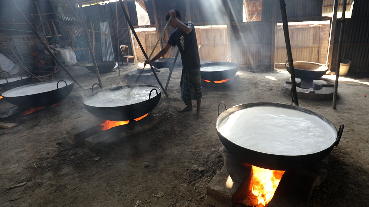 টক দই বানানোর জন্য চুলায় দুধ জ্বাল দেওয়া হচ্ছে।