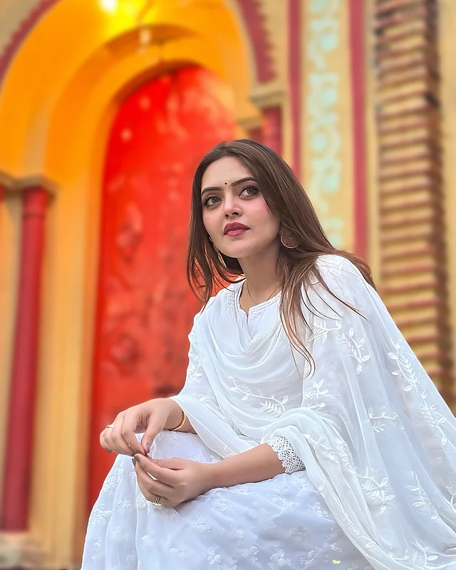 সাদা চিকনকারি সালোয়ার–কামিজ পরে ক্যামেরাবন্দী হয়েছেন অভিনেত্রী। এথনিক লুকে বেশ সুন্দর লাগছে তাকে