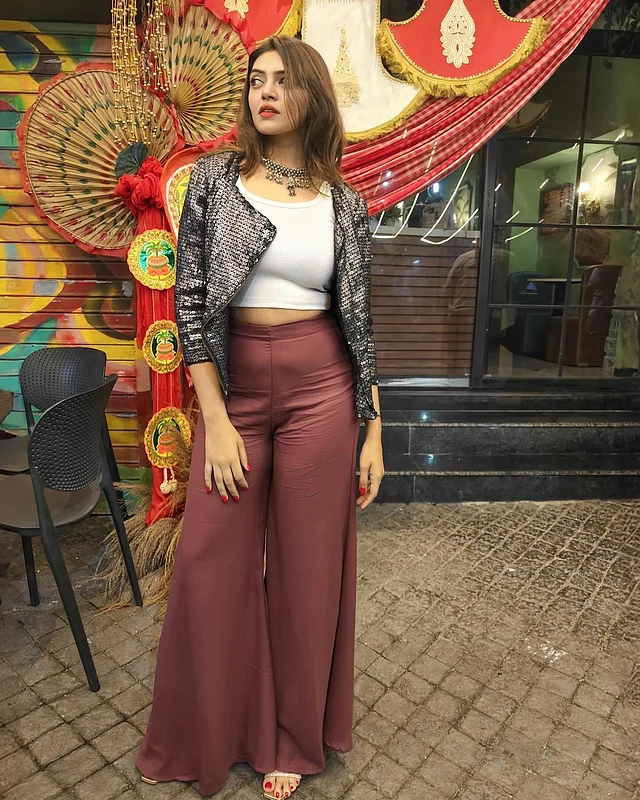 হাই ওয়েস্ট বটমের সঙ্গে সাদা ক্রপ টপ আর সিকুইনের জ্যাকেট পরেছেন অভিনেত্রী। আকর্ষণ যোগ করেছে স্টেটমেন্ট নেকপিস আর ছেড়ে রাখা চুল। 