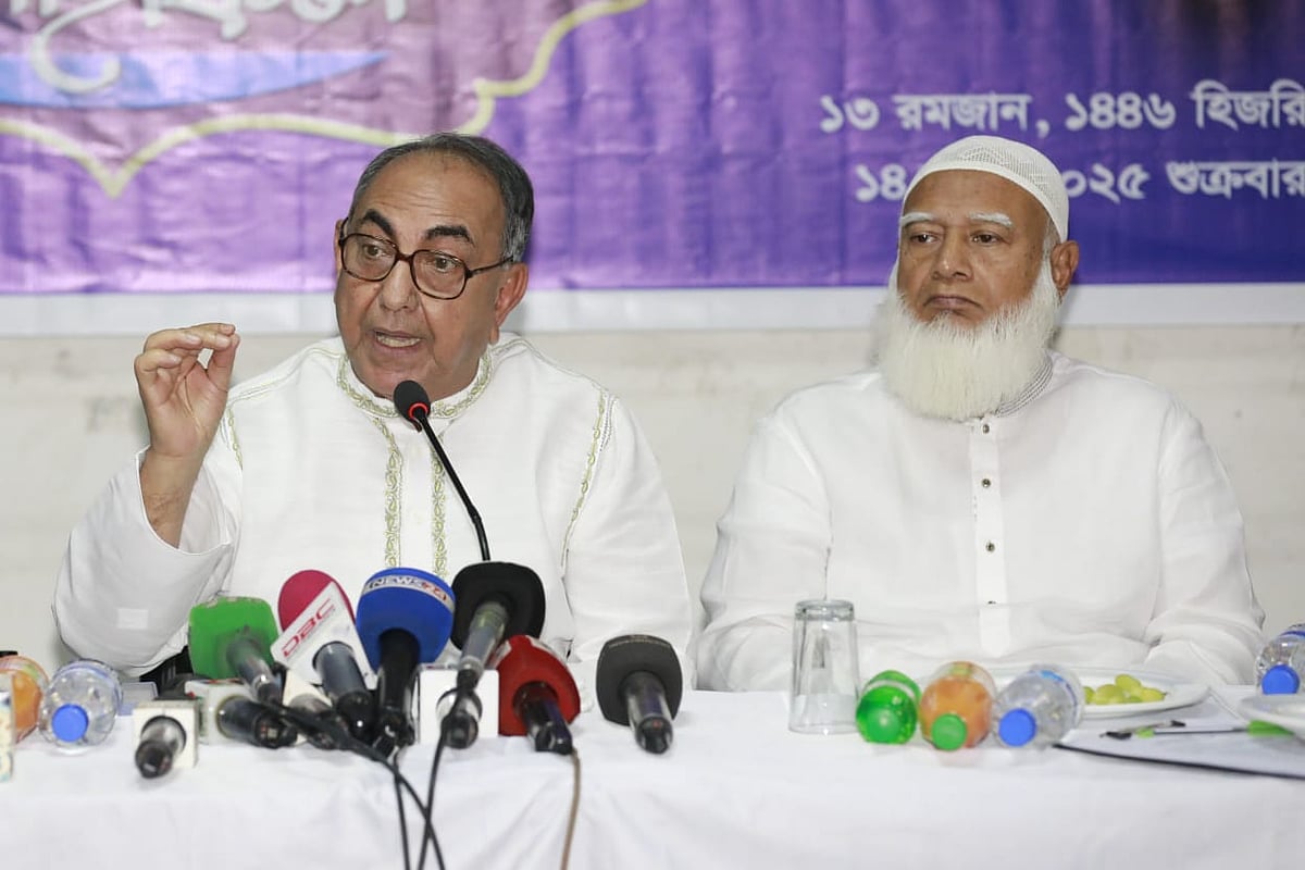 অমুক ব্যবসায়ীর সঙ্গে অমুক রাজনৈতিক দলের সম্পর্ক, কেন লেখেন না -ডিআরইউর ইফতার অনুষ্ঠানে মির্জা আব্বাস