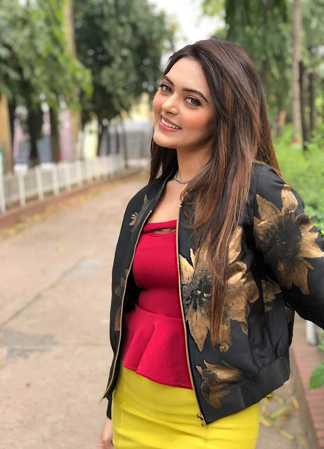 ওয়েস্টার্ন লুকে বেছে নিয়েছেন রঙিন টপ, বটম। লেয়ার স্টাইলে যুক্ত হয়েছে ফ্লোরাল জ্যাকেট। 