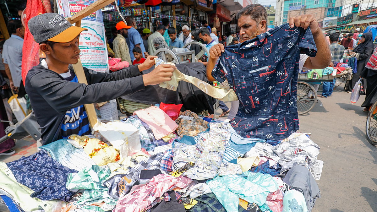 ভ্যানে করে শার্ট বিক্রি হচ্ছে।