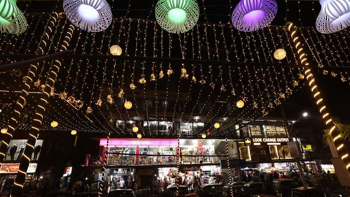 রঙিন সাজে বিপণিবিতান ও সড়ক