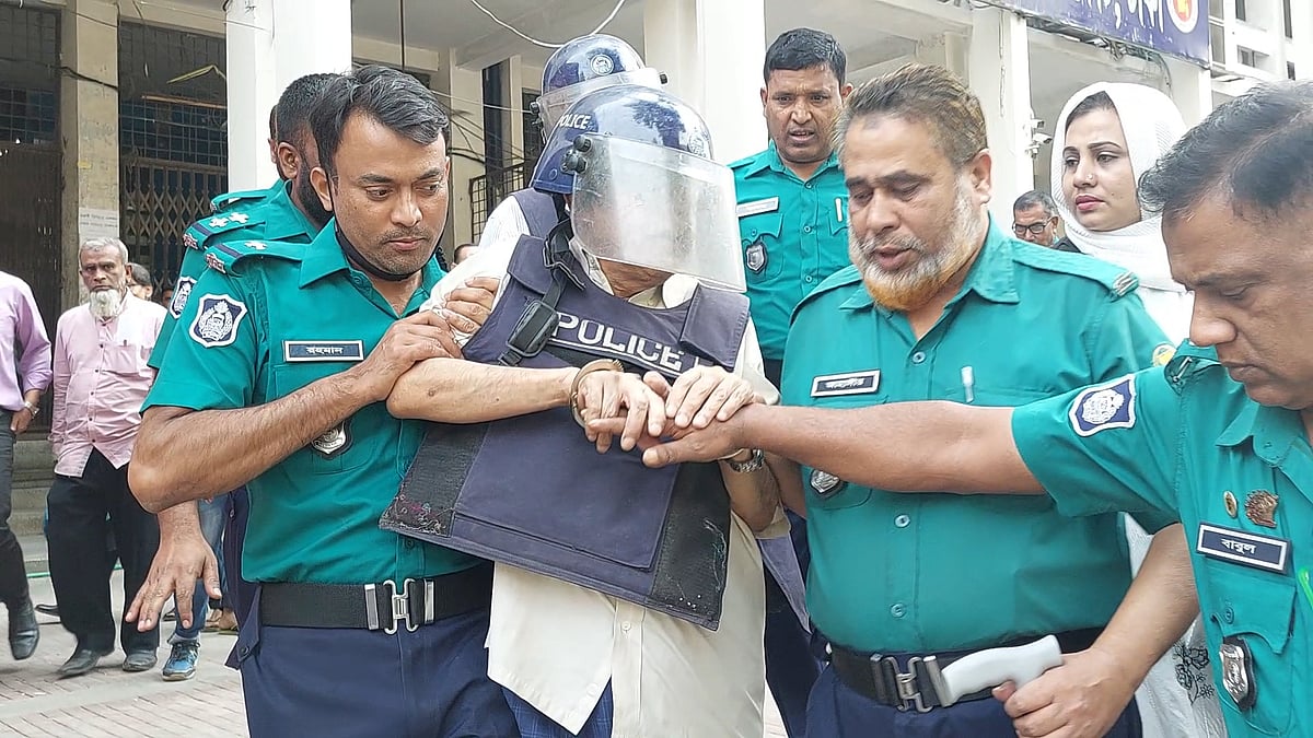 আদালত প্রাঙ্গণে সাবেক মন্ত্রী কামরুল ইসলামের একবেলা by আসাদুজ্জামান