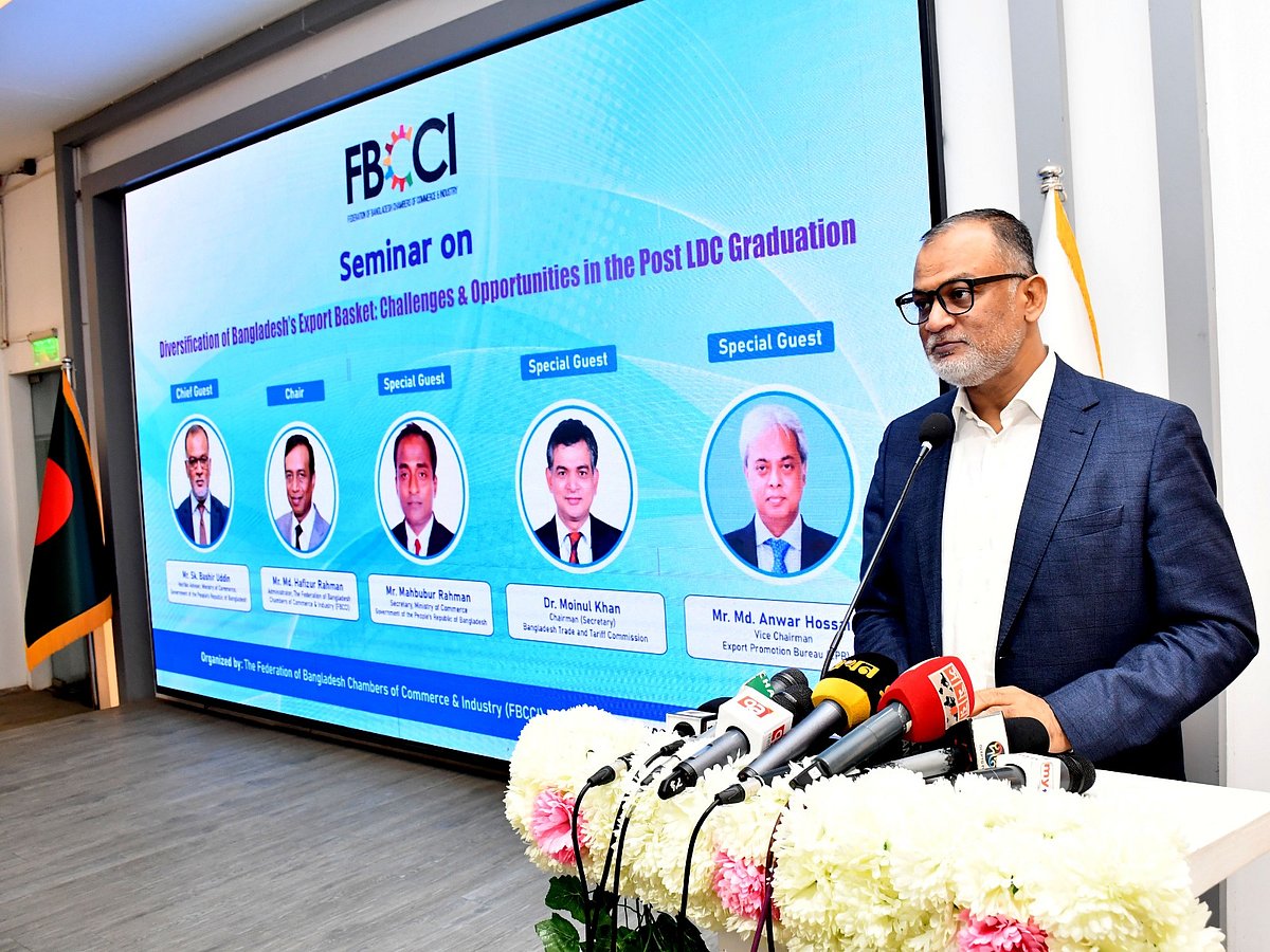 এফবিসিসিআই আয়োজিত সেমিনারে বক্তব্য দেন অন্তর্বর্তী সরকারের বাণিজ্য উপদেষ্টা শেখ বশিরউদ্দীন। আজ 
ঢাকার মতিঝিলে এফবিসিসিআই ভবনে