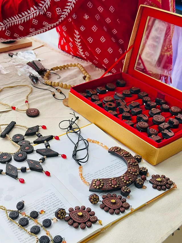 ‘দাগ’–এর পোড়ামাটির গয়নায় ছিল সবার নজর। 