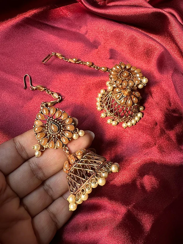 ‘আটকুঠুরি নয় দরজা’-য় ছিল তামা, পিতল ও নানা ধাতুর চমৎকার সব গয়না। 