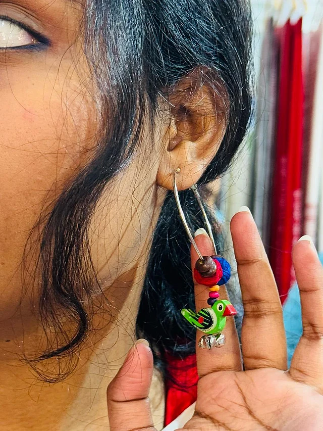 গোলাকৃতির হুপ কানের দুলে কাঠের ছোট্ট পাখি মোটিফের দুল ছিল ‘লেইসফিতা’র সিগনেচার।