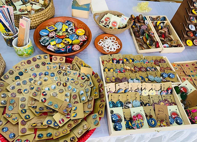 ‘আরুণিকা’র কাঠের ওপর ডিজিটাল প্রিন্ট করা গয়নাগুলো বেশ সুন্দর। শাঁখা দিয়ে তৈরি আংটিও বেশ বিক্রি হয়েছে। 