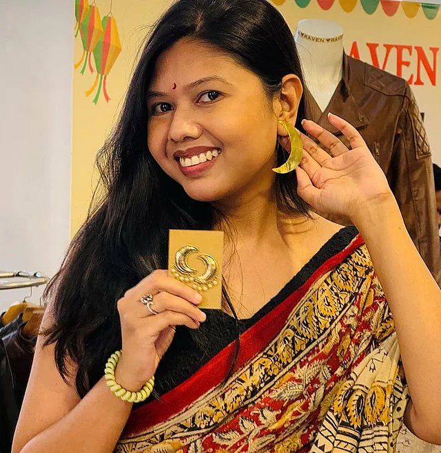 ‘কাদম্বরী’ ঈদ উপলক্ষে নিয়ে আসে ‘ঈদের চাঁদ’ কানের দুল। এবারের মেলায় দুটি নকশায় বানানো এই ঈদের চাঁদই হয়েছে তাদের বেস্টসেলার।