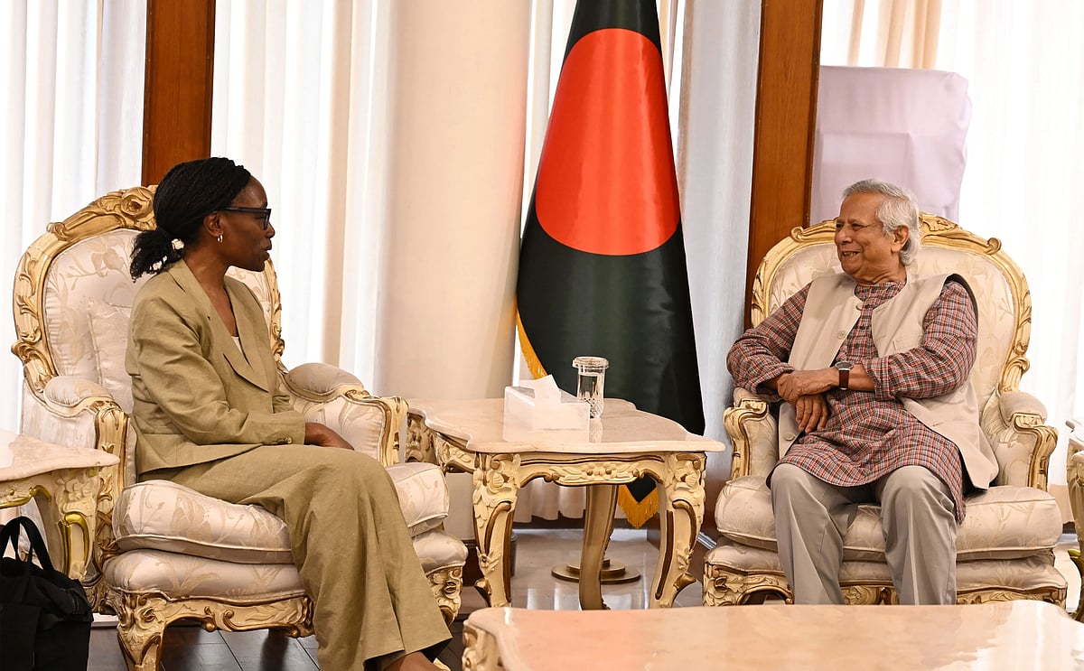 বৃহস্পতিবার ঢাকায় ইন্টারন্যাশনাল ক্রাইসিস গ্রুপের ড. কমফোর্ট ইরোর সঙ্গে প্রধান উপদেষ্টা অধ্যাপক মুহাম্মদ ইউনূসের বৈঠক অনুষ্ঠিত হয়