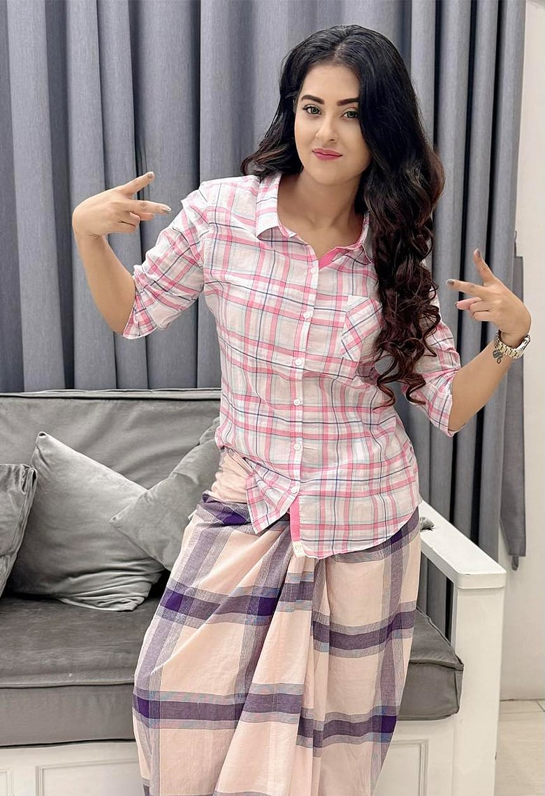 হঠাৎ লুঙ্গি পরে সোয়্যাগ দেখালেন বুবলী