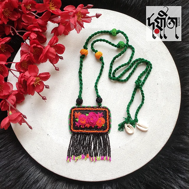 সূচিকর্ম ও বুননের হাতের কাজের গয়না ‘দয়ীতা’র বিশেষত্ব। মেলায় এই ফুলেল নেকপিসটি নজর কেড়েছে খুব