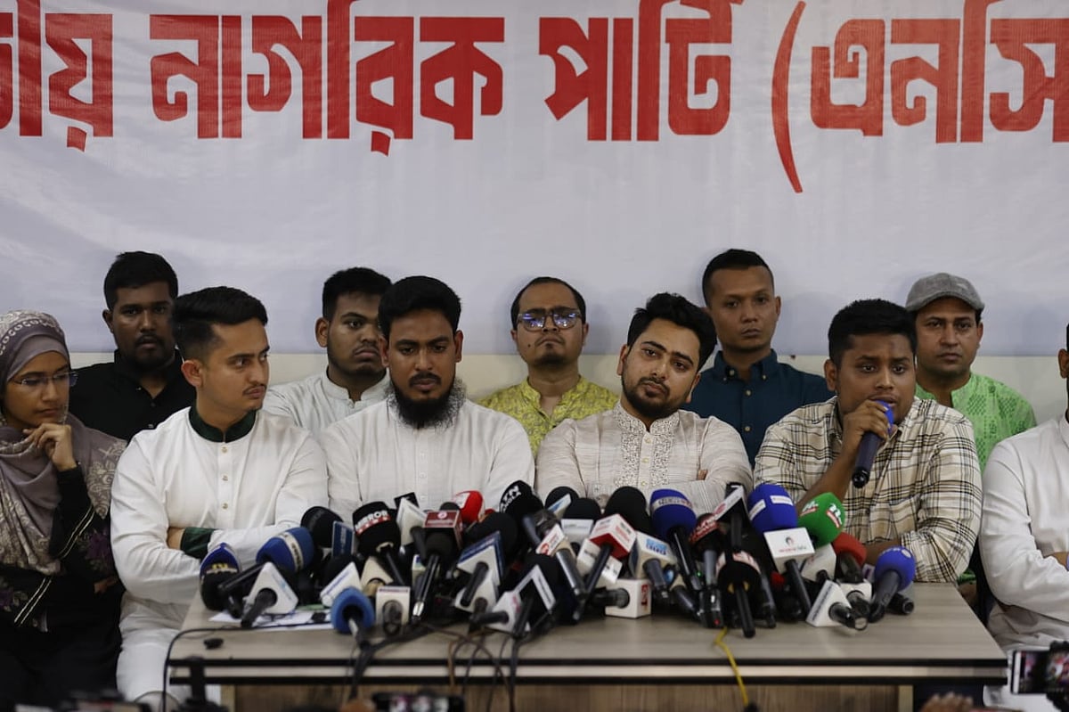 সংবাদ সম্মেলনে কথা বলছেন জাতীয় নাগরিক পার্টির মুখ্য সংগঠক (দক্ষিণাঞ্চল) হাসনাত আবদুল্লাহ। আজ শুক্রবার রাজধানীর বাংলামোটরে রূপায়ণ টাওয়ারে জাতীয় নাগরিক পার্টির (এনসিপি) কার্যালয়ে 