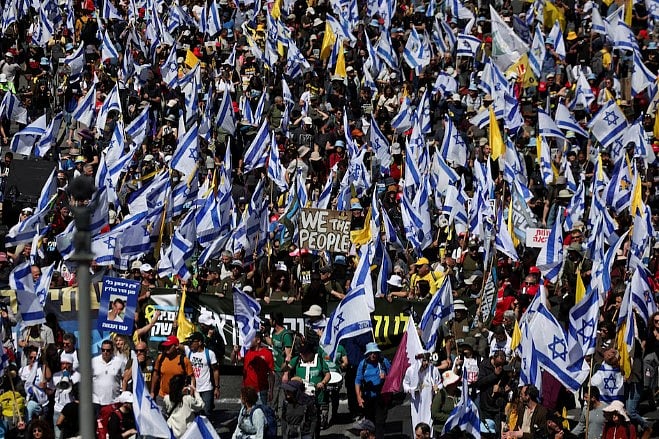 ইসরায়েলে কেন ‘কখনো আর নয়’ ব্যানার নিয়ে বিক্ষোভ by ওফের কাসিফ