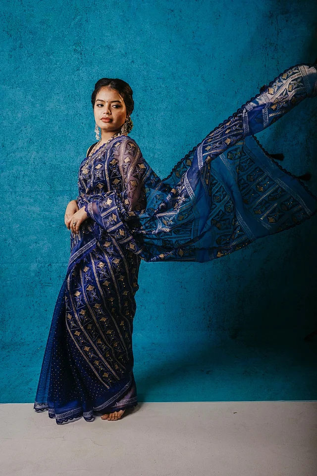 ফ্লোরালের সঙ্গে নজর কাড়ে জ্যামিতিক মোটিফ ও পলকা ডট। 