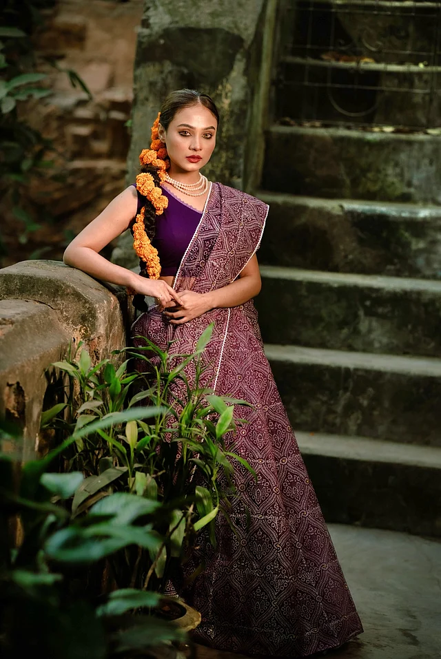 সিল্ক অরগাঞ্জা জমিনে ব্লক প্রিন্টে ডিজাইন করা হয়েছে। তার ওপর সোনালি স্টোনের কাজ নজর কাড়ছে।