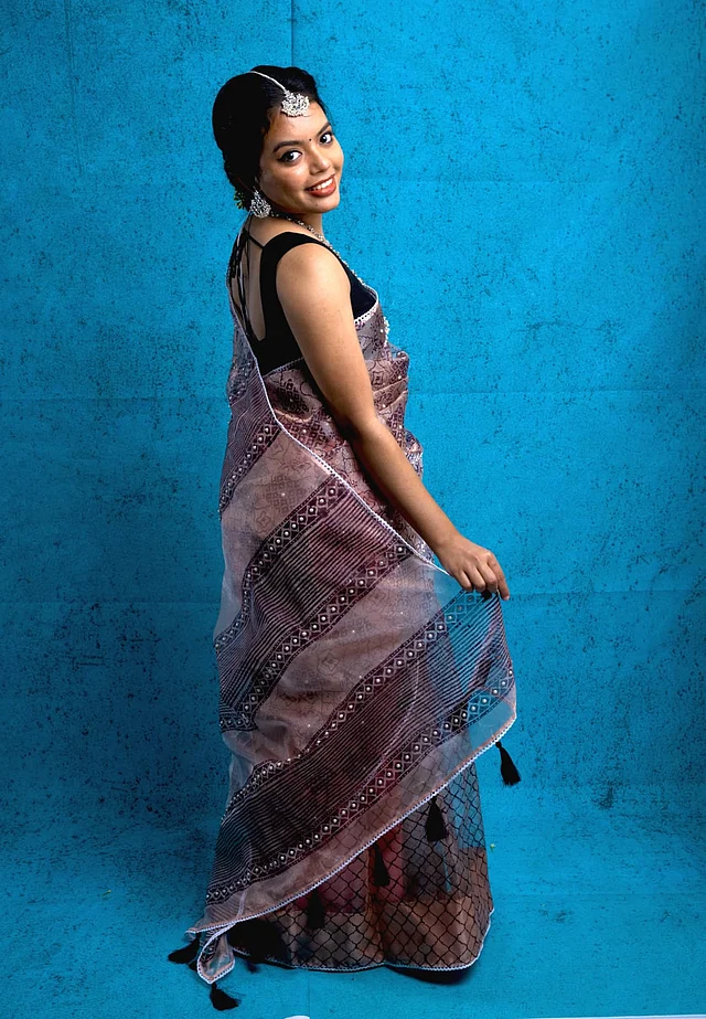 ব্লকের সঙ্গে কোনো কোনো শাড়িতে ব্যবহার করা হয়েছে মুক্তা।