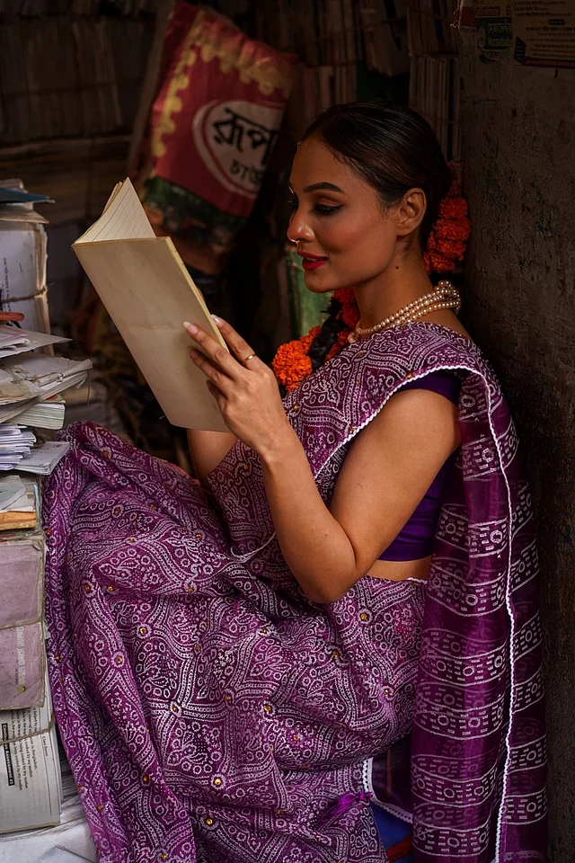 শাড়ির পাড়ে যোগ করা হয়েছে চিকন সাদা লেইস। 