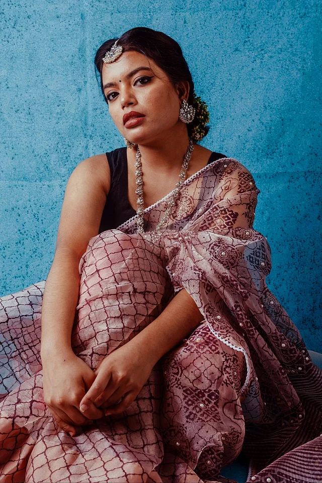 গ্রীষ্মবান্ধব রং ও ফুলেল মোটিফে ঋতির এই সংগ্রহ সাজানো হয়েছে। গোলাপি, নীল, পিচ, ব্রাউন, হলুদ—এই রংগুলোর বিভিন্ন শেডের ব্যবহার চোখে পড়ছে।