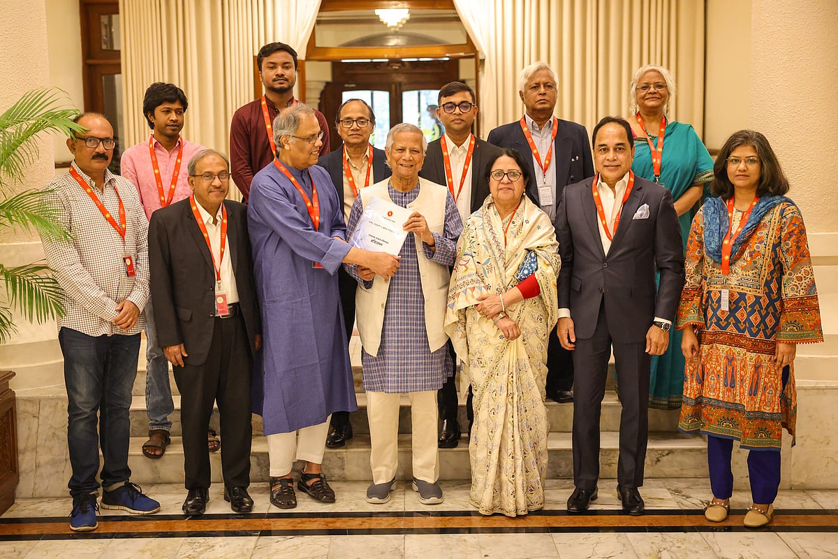 গণমাধ্যম সংস্কার কমিশনের প্রতিবেদন গত শনিবার অন্তর্বর্তী সরকারের প্রধান উপদেষ্টা অধ্যাপক মুহাম্মদ ইউনূসের কাছে হস্তান্তর করা হয়
