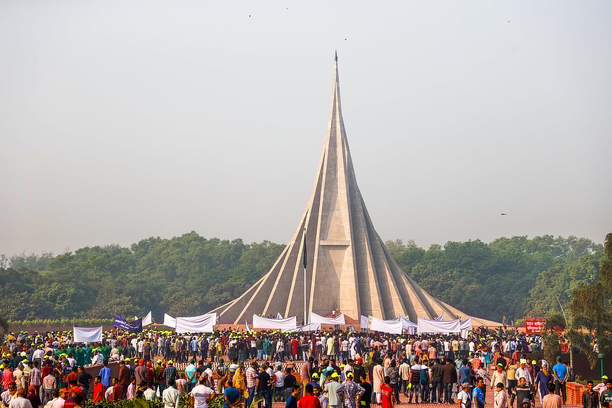 একাত্তরের শহীদদের প্রতি শ্রদ্ধা জানাতে জাতীয় স্মৃতিসৌধে হাজারো মানুষ। 
