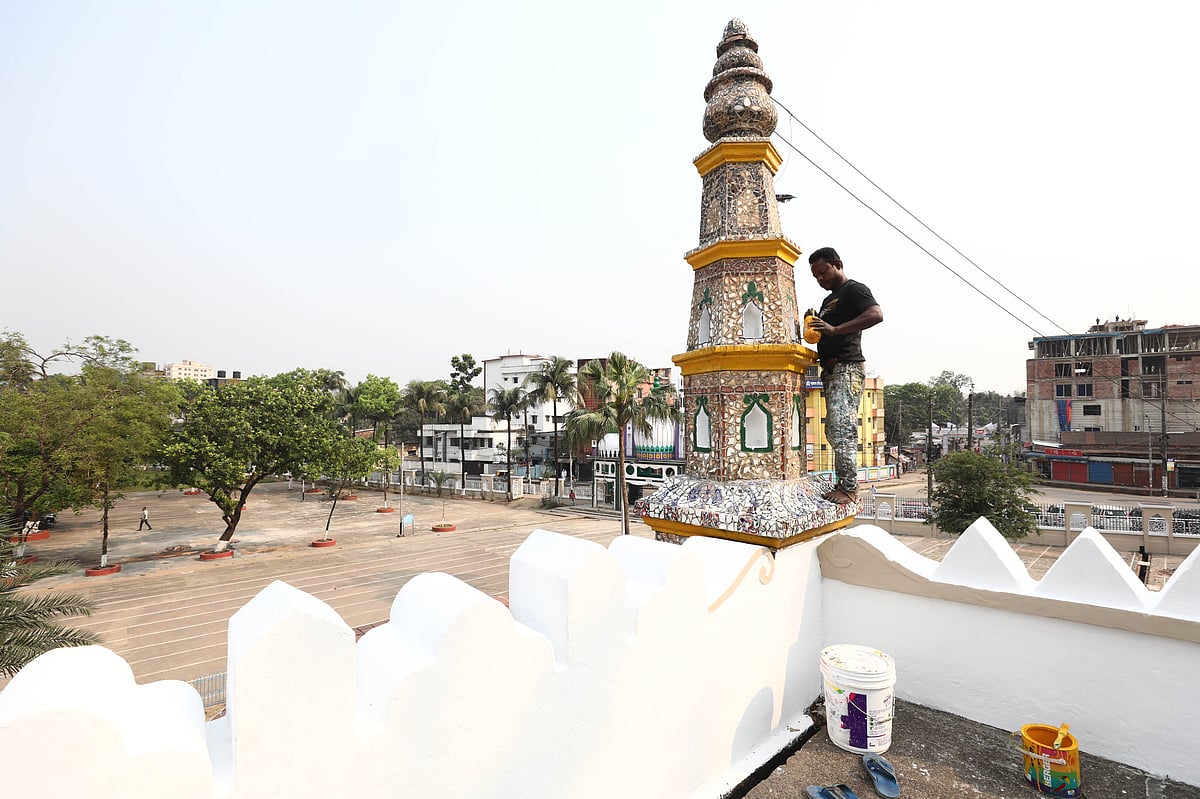 ঈদগাহের মিনারে রং করা হচ্ছে